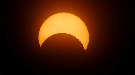 Proses gerhana ini adalah jika piringan matahari lebih besar daripada piringanbulan. Gerhana Matahari Cincin 26 Desember 2019, Waktu & 8 ...