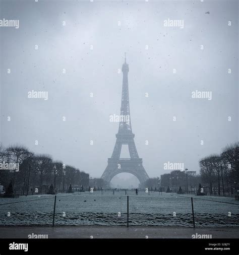 Torre Eiffel Nieve Fotografías E Imágenes De Alta Resolución Alamy