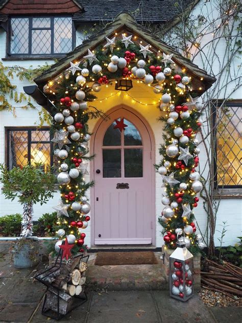 How To Create An Instagrammable Front Door Display For Christmas