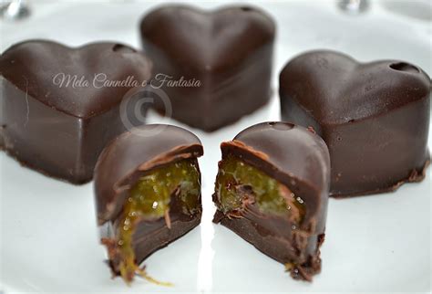 Tagliate il cioccolato a pezzetti, mettetelo in un pentolino e fatelo sciogliere a bagnomaria a fiamma bassa. Cioccolatini fondenti con cuore di marmellata di arancia