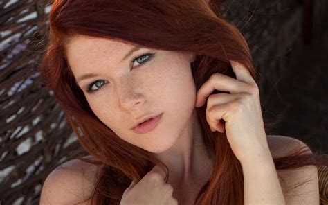 3840x2400 Mia Sollis Women Redhead Freckles Looking At Viewer Hazel Eyes Simple Background