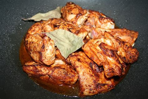 Mengolah daging ayam memang tidak sulit, karena sudah banyak yang membagikan berbagai macam resep ayam. Bikin Ayam Kuah Merah - Resep Masakan Dapur Arie