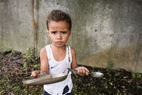 Brasil Da Fome Mãe E Filhos Sobrevivem Consumindo Caldo De Ossos