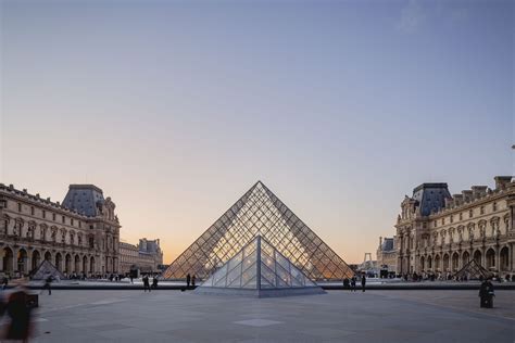 Pyramide Du Grand Louvre Et Escalier Hélicoïdal Monumental Du Musée Du