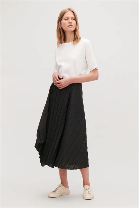 Cos Pleated Asymmetric Skirt Black 12 In 2019 Pleated Skirt Outfit Skirts Asymmetrical Skirt