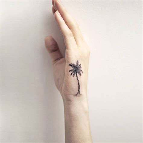 This Tiny Palm Tree Finger Tattoo Is Gorgeous Palm Tattoos Tree