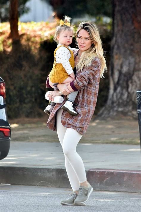Hilary Duff And Daughter Banks Easy Mom Fashion Hilary Duff Style Fashion