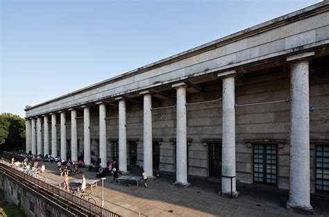 It is located at prinzregentenstraße 1 at the southern edge of the englischer garten, munich's largest park. Дом искусства в Мюнхене / Haus der Kunst