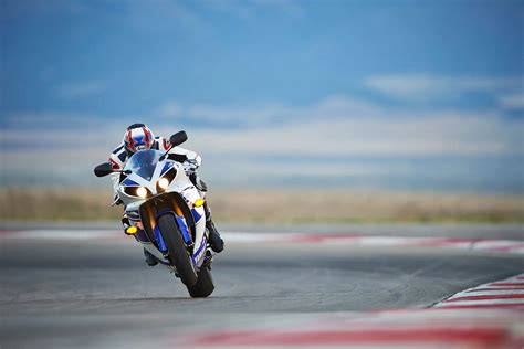 2014 Yamaha Yzf R1 Review