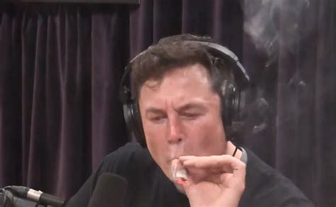 Elon Musk Escandaliza Al Público Por Fumar Marihuana Durante Entrevista El Gráfico Historias Y
