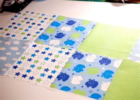 Zeichnet wieder diagonale linien im abstand von 10 cm über die ganze picknickdecke verteilt auf. Nähanleitung: Einfache Babydecke ohne einfassen nähen ...