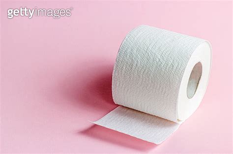 White Toilet Paper Roll On Light Pink Background With Copy Space 이미지