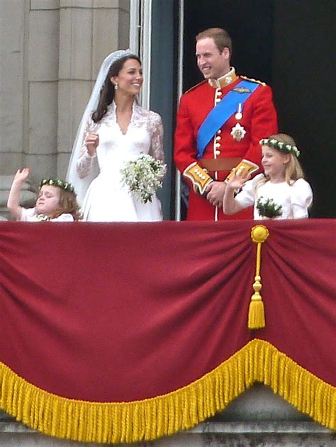 File:The royal family on the balcony (cropped).jpg - Wikipedia, the ...