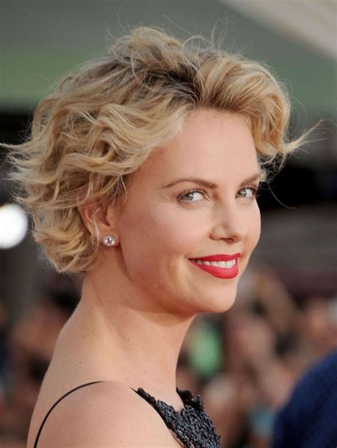 20 Non Awkward Ways To Grow Out Your Short Haircut Growing Out Short