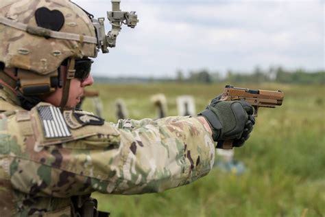 Soldados De EE UU Realizan Entrenamiento De Tiro Con Pistola En Ucrania