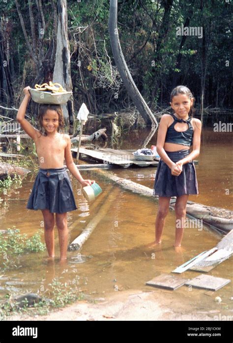 Dos Niñas Indígenas Pequeñas En La Selva Amazónica En Los Años 80