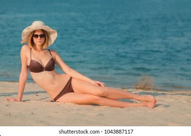 Sexy Beautiful Brunette Woman Naked Beach写真素材1095505814 Shutterstock