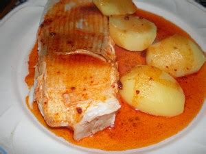 La auténtica empanada gallega está rellena de atún, tomate, pimiento y huevo, entre otros ingredientes. Imagen de Raya a la gallega