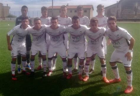 Dall'altra parte un crotone sfortunato e che recrimina un calcio di rigore netto non assegnato dal direttore di gara. Crotone Calcio | Vittoria per gli under 17, sconfitti ...