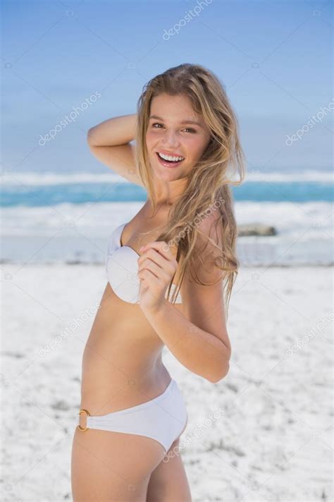 Blondine Am Strand Im Weißen Bikini Stockfotografie Lizenzfreie
