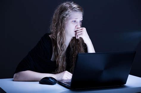 Cyberprzemoc Kolejne samobójstwa nastolatków Przyczyną jest