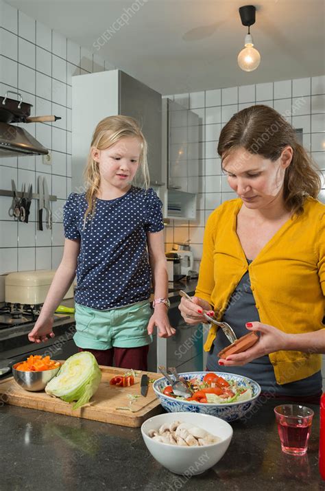 Viimeisimmät twiitit käyttäjältä mami cinta (@birahiku21). Mother and daughter cooking in kitchen - Stock Image ...