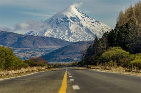 Parque Nacional Lanín En La Provincia De Neuquén El Volcán Lanín Es