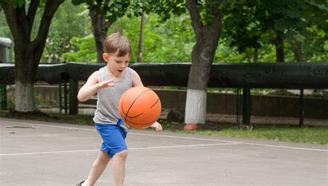 Double Dribble Definition And Basketball Rules With Video Sportsrec