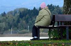 humming menschen pensando isolation eenzame loneliness eenzaam voelen einsame eenzaamheid spijt oudere jij sentado preventing wenn seniors ouderen wollen tun
