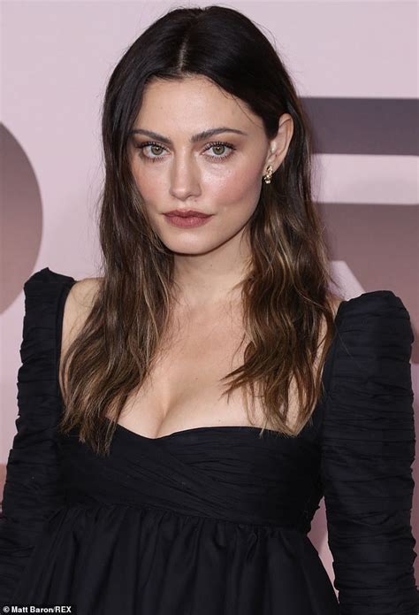 Phoebe Tonkin Shows Cleavage At Westworld Season Three Premiere Daily