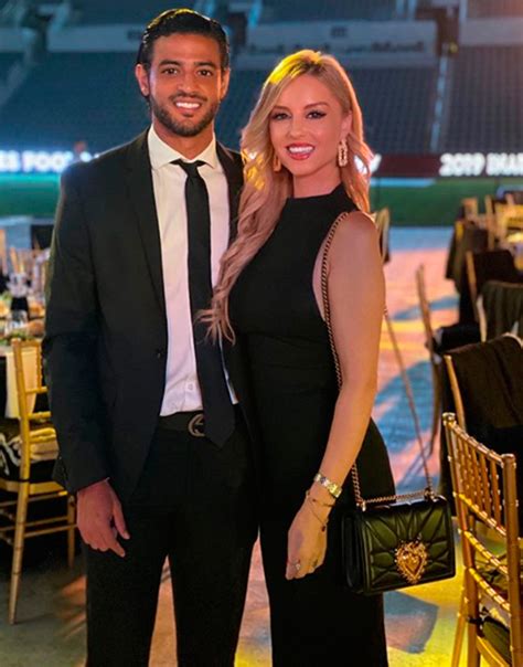 Perfil de carlos bacca del villarreal. Cobijado por su esposa, Carlos Vela hace historia como ...