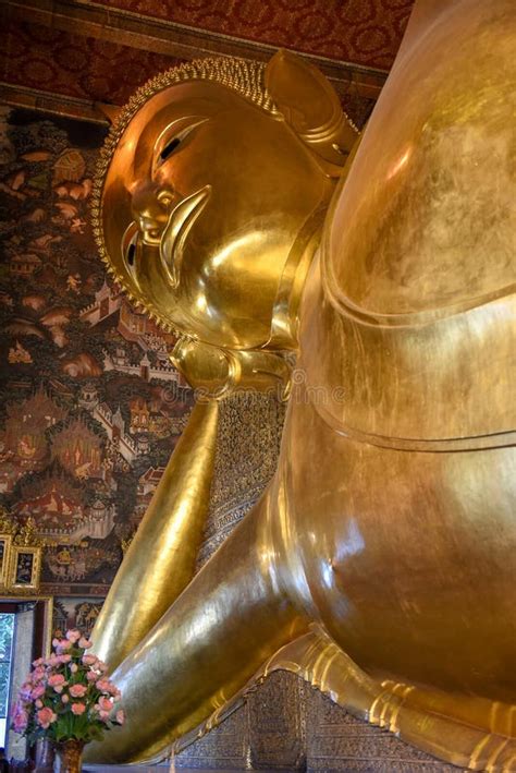 Buda De Descanso De Oro Grande Del Templo De Wat Pho En Bangkok Foto De