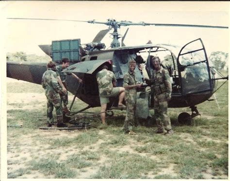 Rhodesian Sas Troopers Alongside Alouette Iii Helicopter Modell