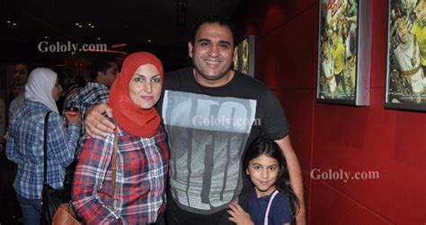 أكرم حسني يشاهد «الحرب العالمية الثالثة» مع زوجته.. صورة