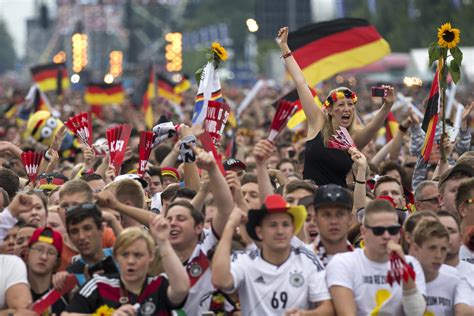 world cup winners celebrate germany gives soccer team heroes welcome cbs news