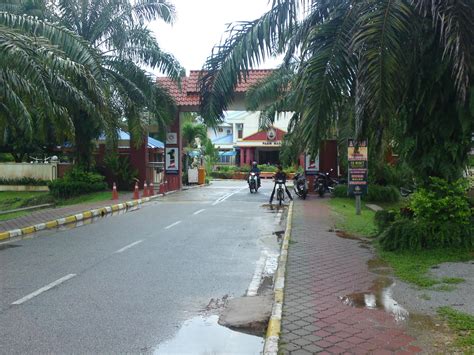 Cuaca di atas gunung terlalu sejuk kerana angin kuat sehingga ada yang terpaksa menggunakan plastik sampah untuk dijadikan pemanas. wokotai: Kehidupan Student Architecture Di KKTM Pasir Mas