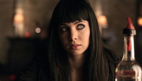 ksenia solo as kenzi lost girl s1e10 the mourning after screencap by dragonlady981 serie tv