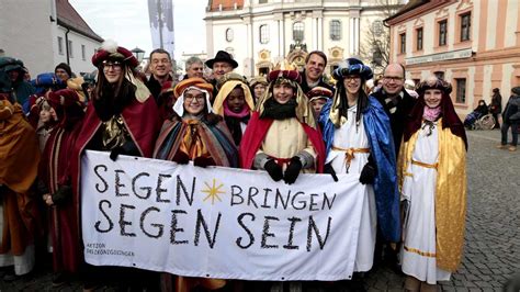 Die sternsinger der pfarre franz von sales sind sowohl vor silvester, als auch nach silvester unterwegs. Seit wann gibt es eigentlich die Sternsinger?- Kirche+Leben
