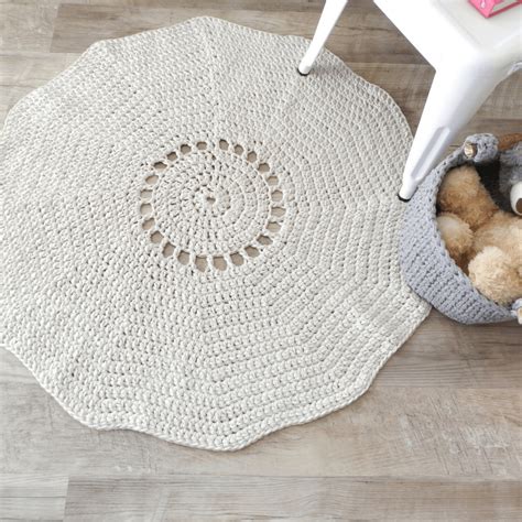 A Simple Crochet Rug Pattern That Uses The Best Yarn For Rugs
