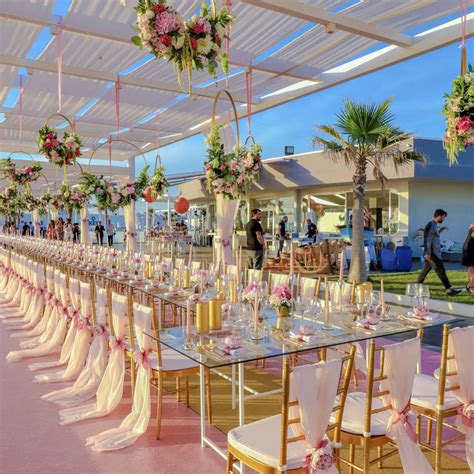Accertatevi che le spiagge siano attrezzate per gestire un evento così importante. Matrimonio tema oro: idee e allestimenti super chic - Key ...