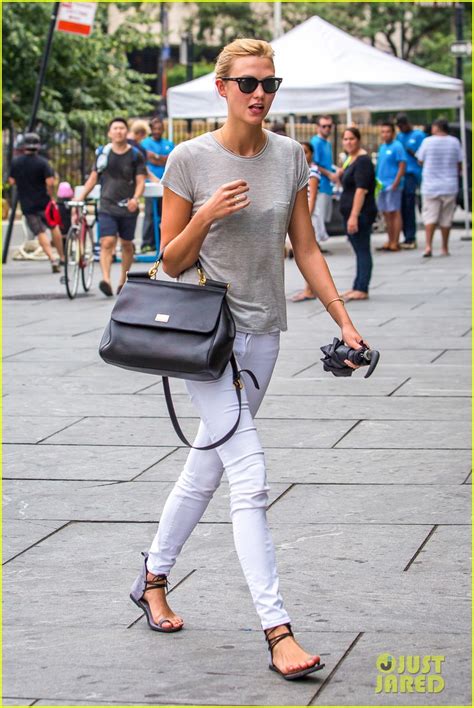 Karlie Kloss Rides Nyc Subway After Lunch With Taylor Swift Photo