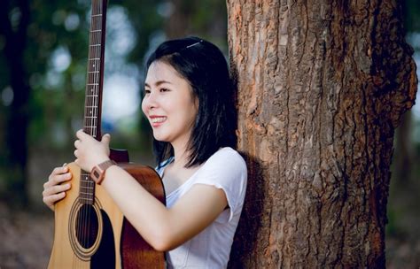 Premium Photo Woman With Her Guitar Singing In Nature