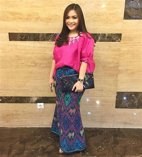 Modifikasi kain tenun jadi gaun panjang kembang /. Model Baju Atasan Wanita Dari Kain Sarung 2019 - Atasan ...