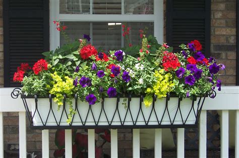 Great for displaying flowers to decorate inside and outside. Decor: Stylish Deck Rail Planters For Outdoor Decoration Ideas — Stephaniegatschet.com