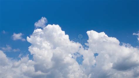 Lapso De Tiempo Blanco De Las Nubes De C Mulo Almacen De Video V Deo