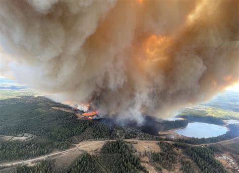 25000 Flee Out Of Control Wildfires In Western Canada World The Vibes