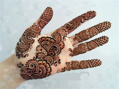 One of my favorite things for eid is the mehndi, the smell and the variety of designs are just so symbolic of eid. Best Eid Al-Azha Mehndi Designs 2017-2018 to try on this Eid