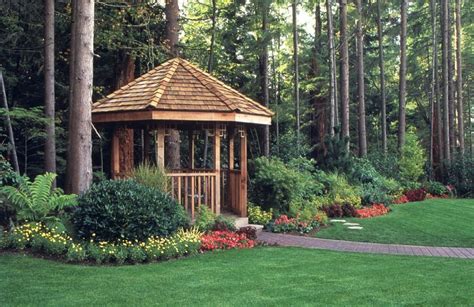 Follow these handy tips on how to build a gazebo in your yard. Build your own Backyard Gazebo - Extreme How To