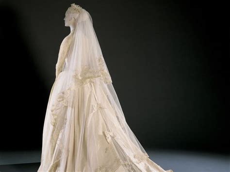 Grace Kellys Royal Wedding Dress Vlrengbr