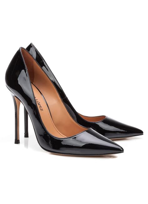 High heel pumps in black patent . PURA LOPEZ
